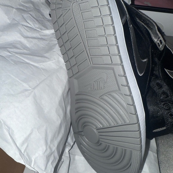 NIKE Jordan 1 Retro High OG Satin
Shadow (Women's) Size 12 Brand New - Picture 9 of 11
